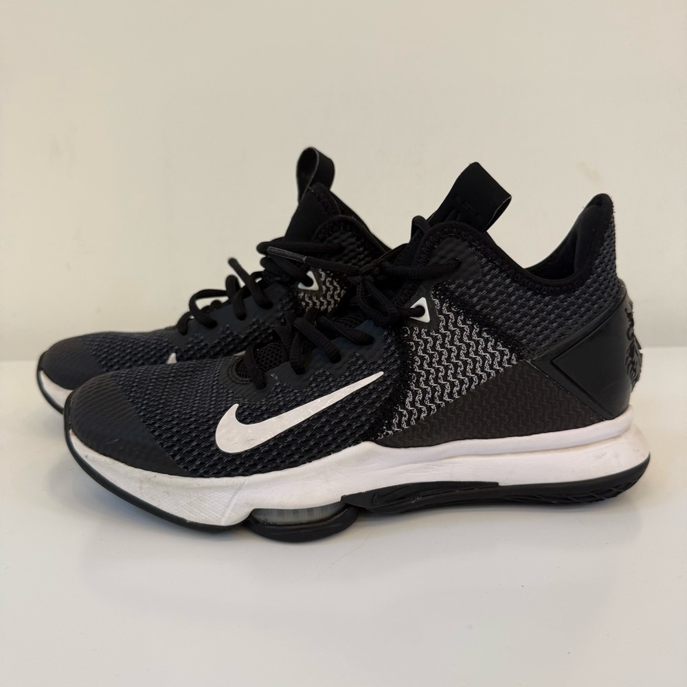 Nike Lebron Witness IV Mens 8 Black White Shoes Sneakers Athletic
Basketball